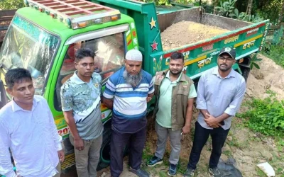 উখিয়ায় বন বিভাগের অভিযান, মাটিভর্তি ডাম্পার ও চালক আটক