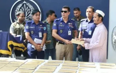 চুরি-ছিনতাইয়ের ১০৭ মোবাইল উদ্ধার করে মালিকদের ফেরত দিল পুলিশ